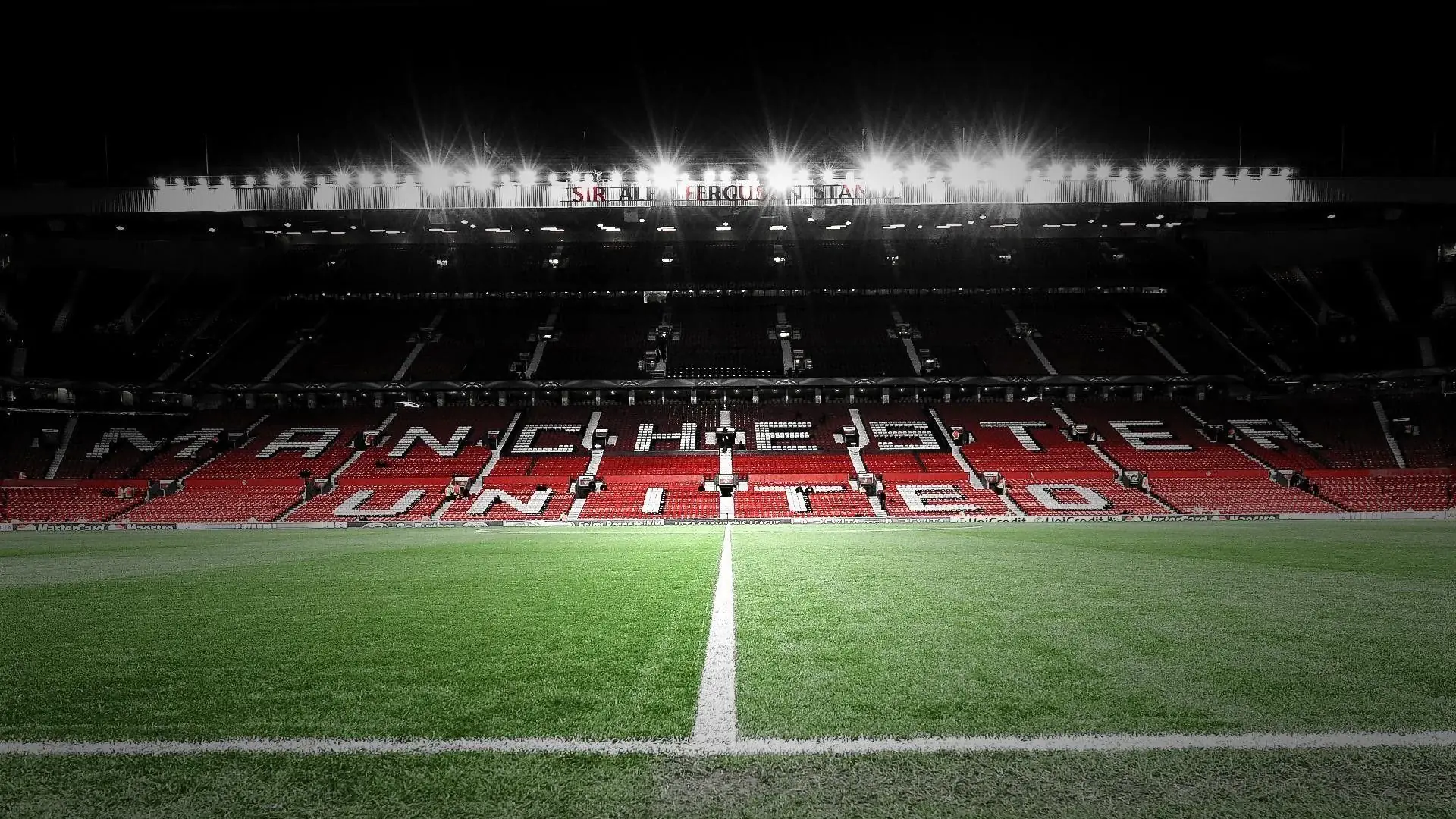 Old Trafford, o estádio do Manchester United, à noite