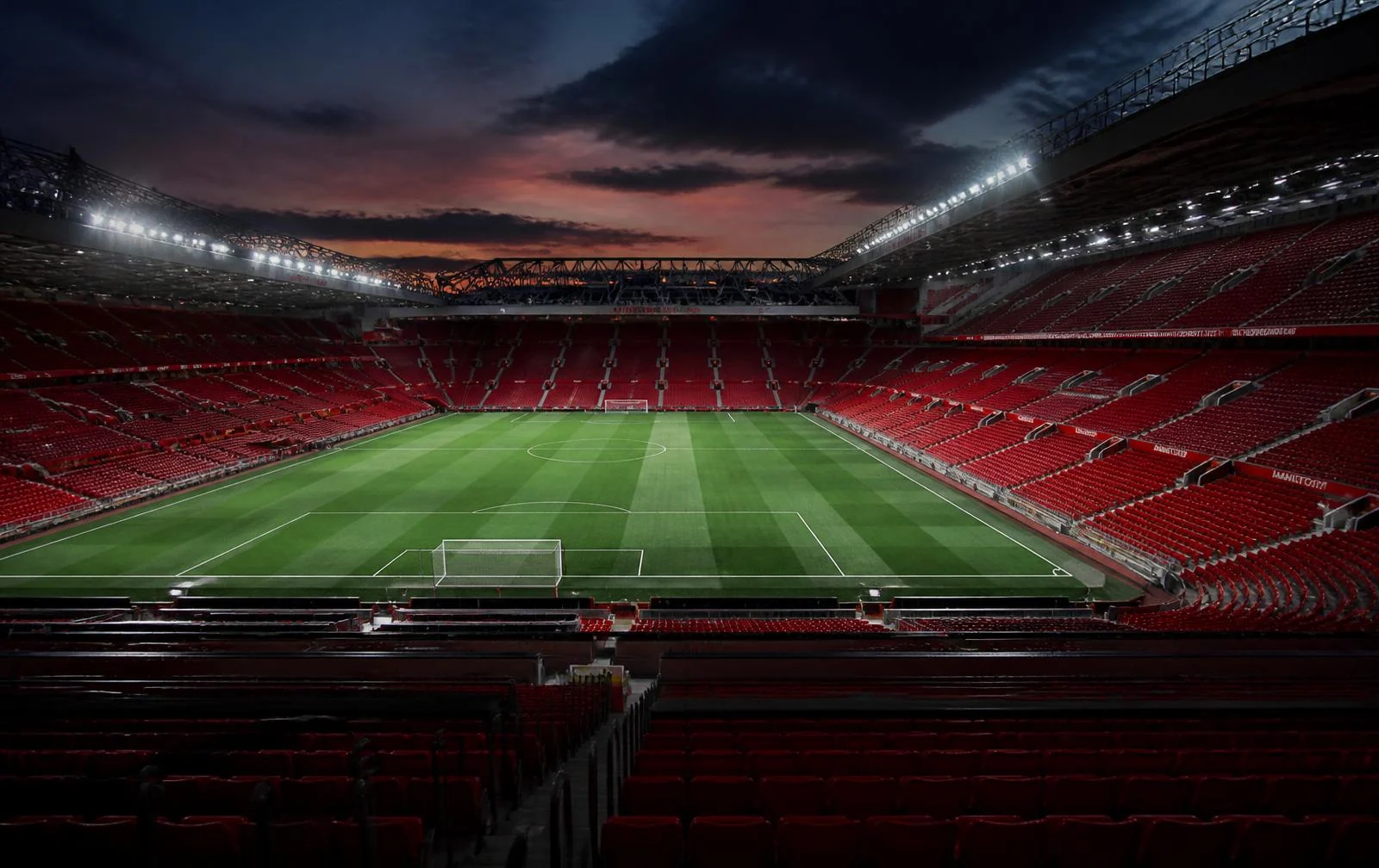Estádio Old Trafford ao entardecer
